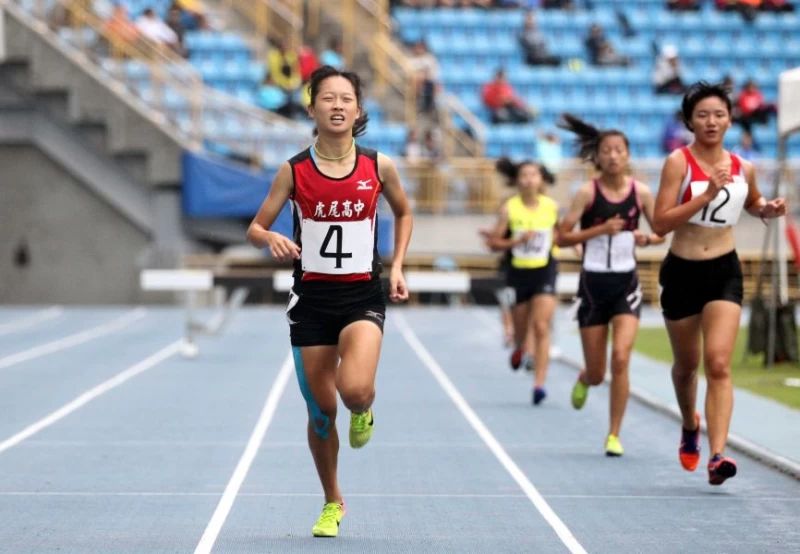 虎尾高中李欣容(左)後來居上奪得高女3000公尺障礙冠軍。林嘉欣/攝影。