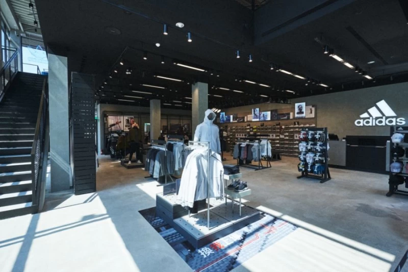全新adidas綠園道門市一樓規劃有跑步、訓練、籃球等系列鞋款，並搭配男女訓練系列商品及運動休閒服飾。