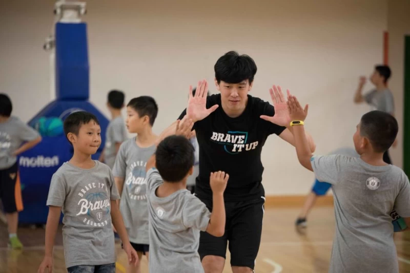 因「不老勇士GO來盃」賽事採用FIBA 3對3比賽規則,4日開幕當天富邦人壽特別請到長期在南部地區資深國手隊與媒體朋友進行交流表演賽,來示範正式規則。圖/主辦單位提供