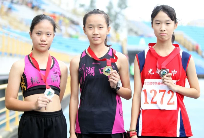 國女5000公尺競走前三名。林嘉欣/攝影。