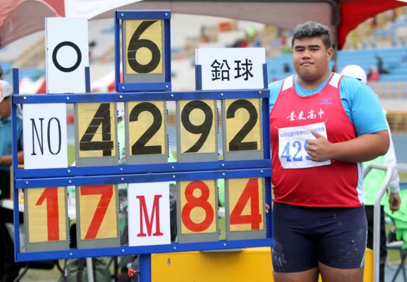 台東高中陽伯恩以17.84公尺打破全國男子鉛球青年紀錄。林嘉欣/攝影。