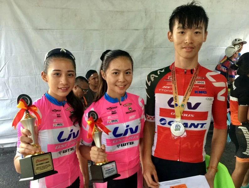 葉羽霜(左起)女青奪金、陳姿吟女菁得銀，何彥誼越級參加青年組拿到第十名。黃章桐／提供。