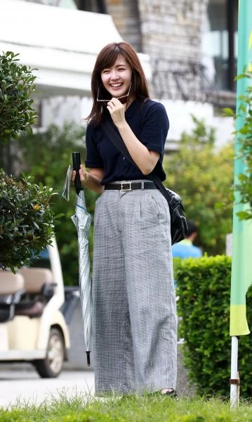 鈴木愛理今天走完18洞為父親鈴木亨加油打氣。圖/大會提供