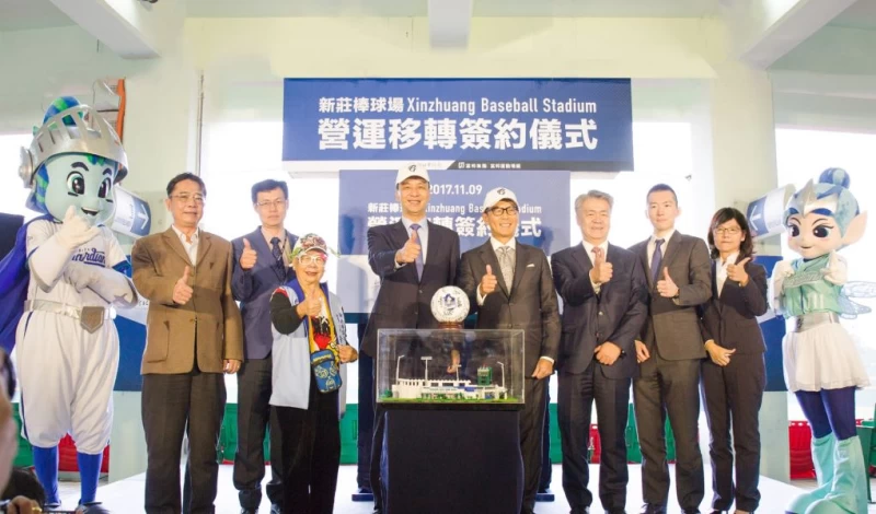 朱立倫市長及蔡明忠董事長共同期許新莊棒球場成為全台最受歡迎的球場。圖/富邦悍將提供