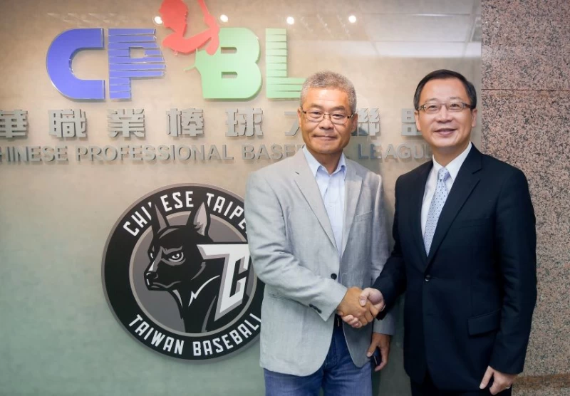 綺麗珊瑚總經理楊清瓏(左)拜訪吳志揚會長(右)。圖/中職提供