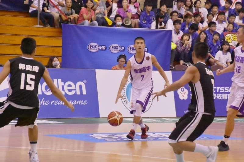 南湖陳孝榕這一戰貢獻24分外帶13籃板。