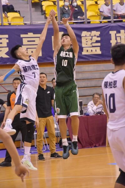 高苑陳郁仁(右)三分球12投中6豪取大會單場最高32分。