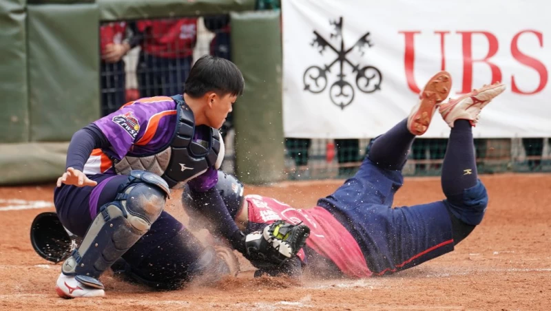 福添福嘉南鷹李思詩（左）本壘前精彩雙殺守備拿下本場比賽勝利。