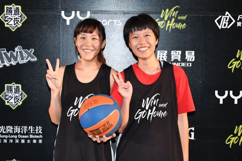 娘子軍不畏男性身材優勢,勇闖長人陣,(左起)林璽恩、羅睿瑄。