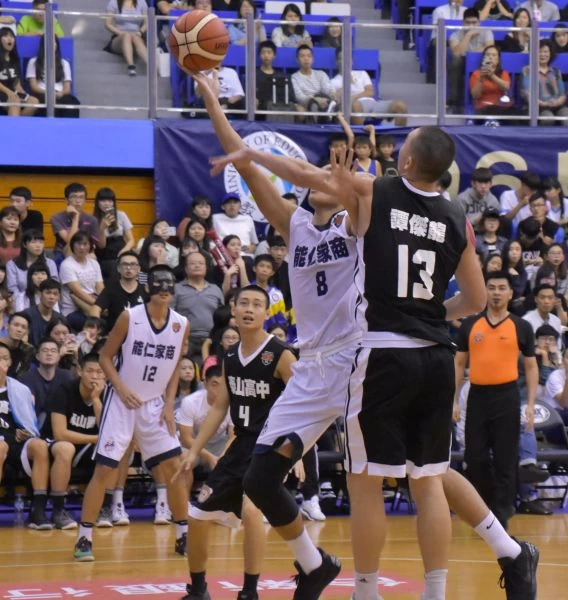 明星長人對決,能仁陳范柏彥(左)vs.泰山譚傑龍,永遠陷糾結。