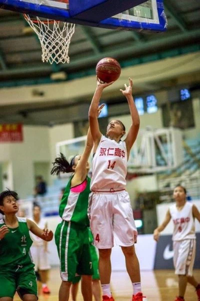 永仁u16國手鄭慧慈拿下13分。