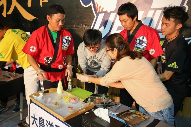 「殷雄食堂」廚藝大賽中,陳偉殷前中日龍戰友吉見一起(右)及大島洋平(左)擔任日式料理主廚。(主辦單位提供)