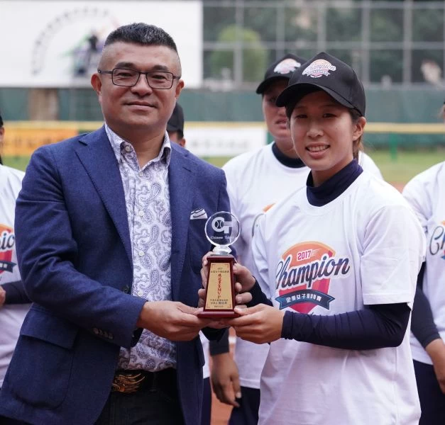 日籍左投近藤光(左)獲得總冠軍系列賽MVP。圖/大會提供