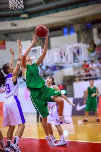 北一女中鋒邵雨(右)決勝期貢獻致勝的重要6分。
