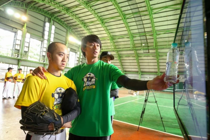 王溢正指導前中職林琨瀚教練小兒子林聖筑(左)。(主辦單位提供)