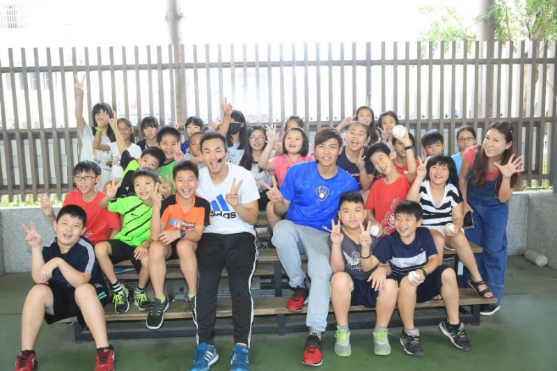 畢業後就從未返校的王維中,多年後踏入校園受到小學弟妹們的熱烈歡迎。(大漢集團提供)