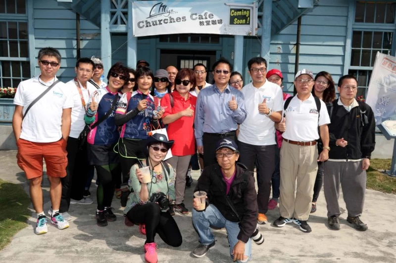 003：雲嘉南濱海國家風景區管理處徐振能，選在由台南市歷史建築北門出張所改建而成的「教堂咖啡」接待踩線團。中華民國自行車騎士協會／提供。