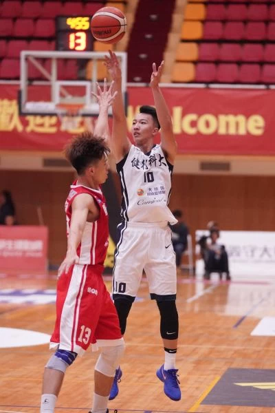 健行科大簡祐哲三分球4投中3,拿15分。