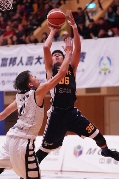 高雄師大李家耀強攻。