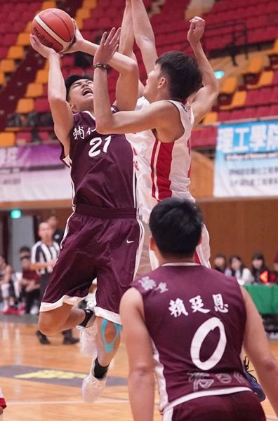 輔大曾祥鈞(左)強攻。