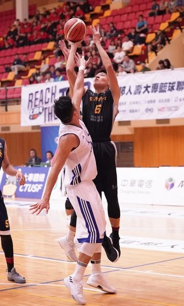 楊台安(右)三分球3投中3飆16分助高師大止敗開胡。