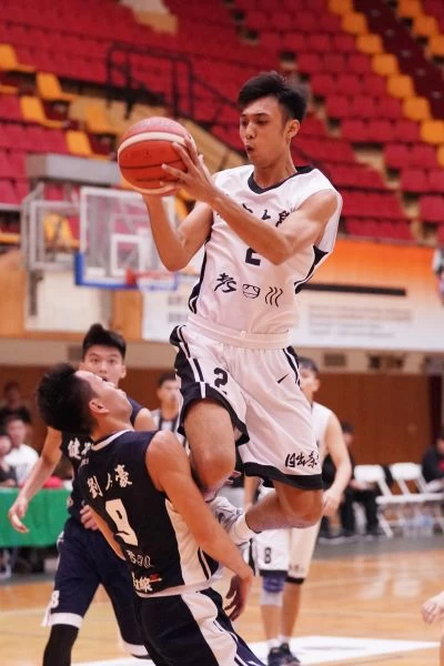 義守大學潘祥偉扭腰上籃。