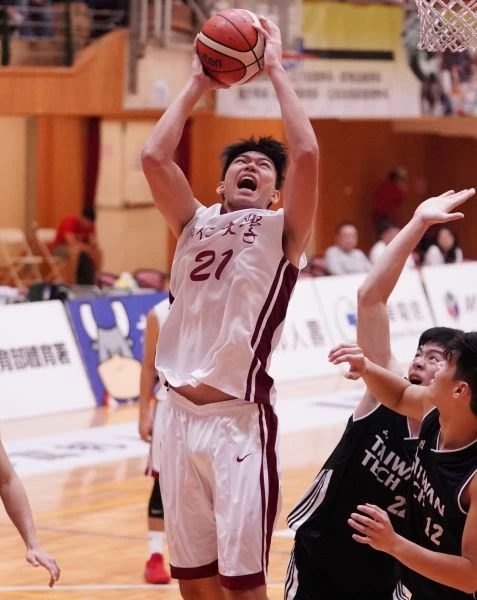 輔大曾祥鈞16分、15籃板連3場「雙十」,禁區無敵。