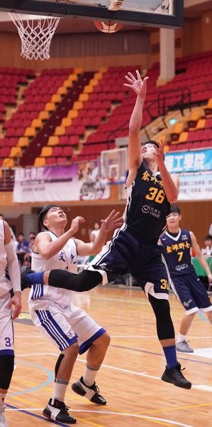 高師大李家耀(右)本季首度「雙十」。