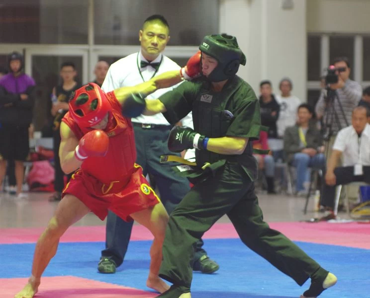 黃嵩森(左紅衣)閃過吳宇揚右拳立刻以左拳擊中對手頭部。