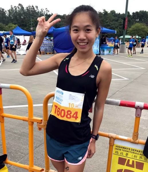 張芷瑄開心在香港聯合國慈善路跑賽拿下女子十公里組總一。張芷瑄/提供。