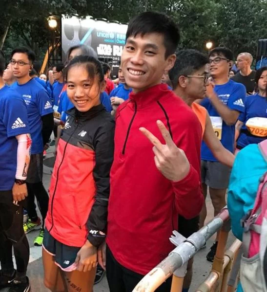 陳秉豐和張芷瑄在香港聯合國慈善路跑賽出發前合影。陳秉豐/提供。