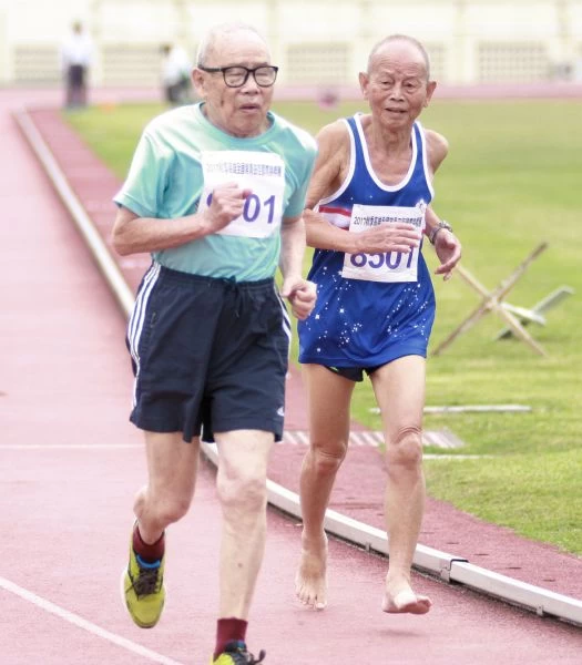 現年91歲的程方清(左)在男800公尺90歲組跑出4分36秒改寫全國與大會紀錄。