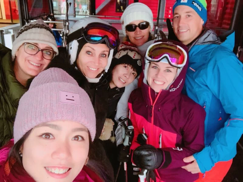詹詠然與辛吉絲一宣去高山上玩。劉雪貞提供