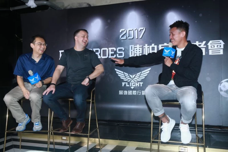 陳柏良開「黃腔」玩笑,顯見兩人的好交情。展逸國際行銷提供