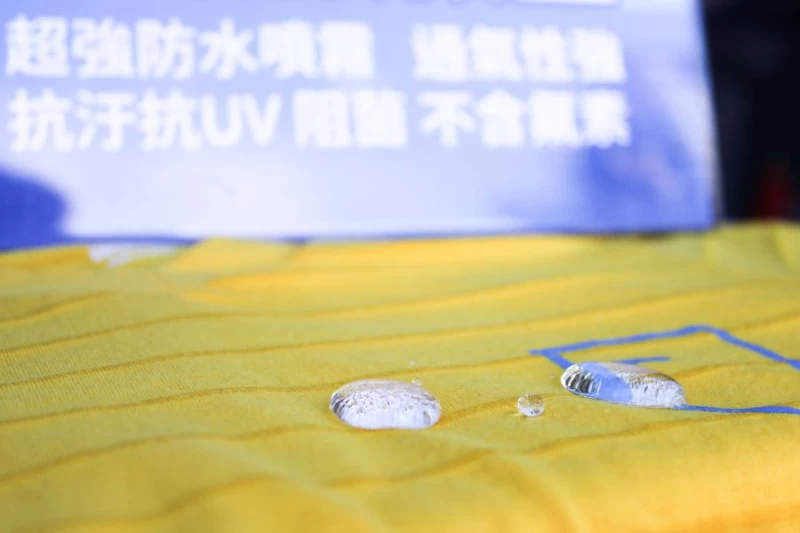 噴上經多項檢驗後的「新可靈」，人身部品可防潑水、抗菌效果。