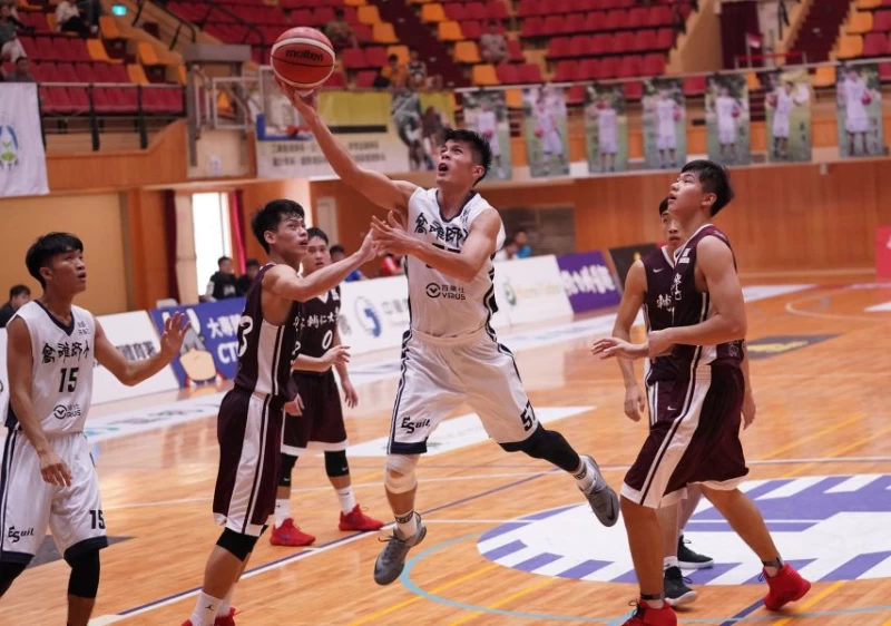 劉宏柏(中)唇牙和血吞助高師大2連勝。