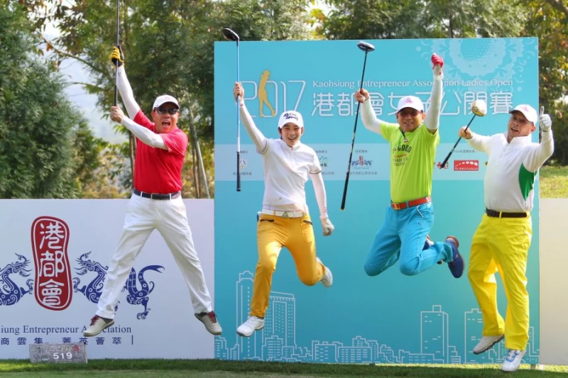 港都會女子公開賽配對賽第一名職業選手黃珮雯(左二)和貴賓們獲得LSC。