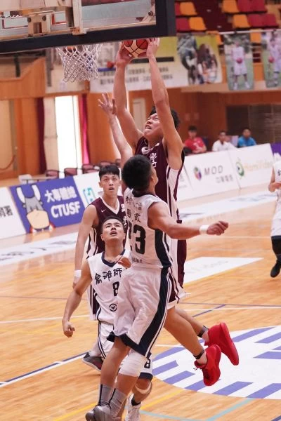輔大曾祥鈞14分、13籃板,開季連4場「雙十」無濟3連勝中斷。