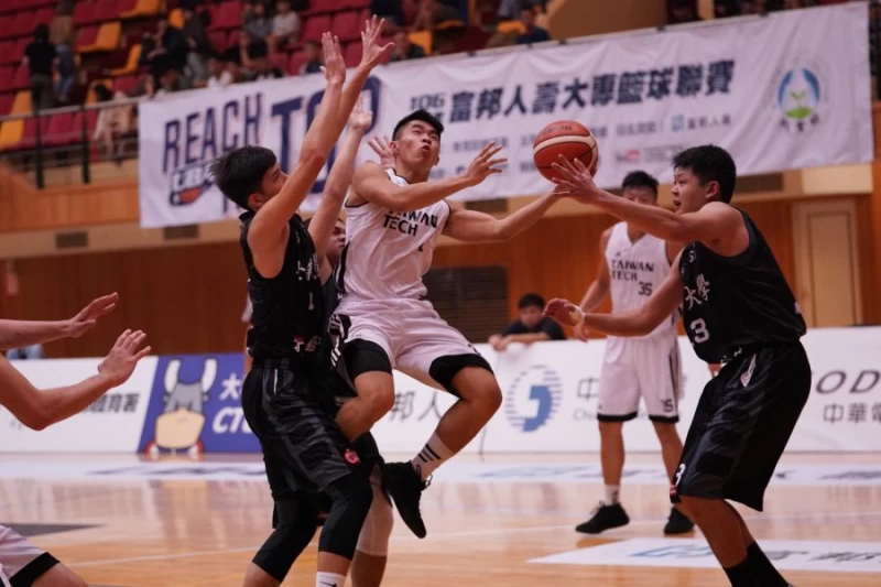 台科大曾顯智切入上籃。