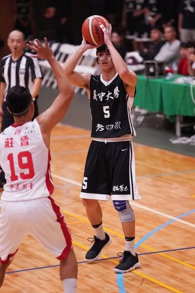 日前鼻樑被擊斷的陳昱翰未來不排除化身「膠面人」。