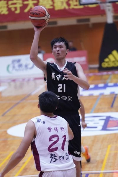 義守呂威霆19分、13籃板，生涯雙新高及首度「雙十」。