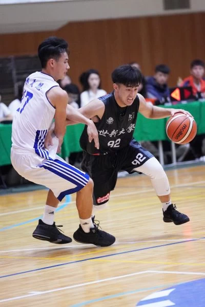 文化黃奕勝運球。