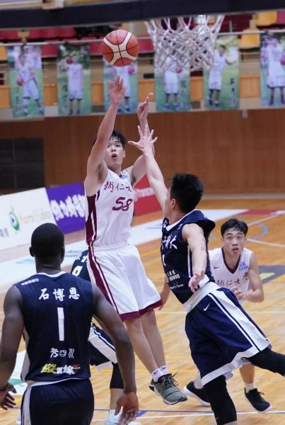 輔大吳季穎三分球10投中6拿24分、3籃板。