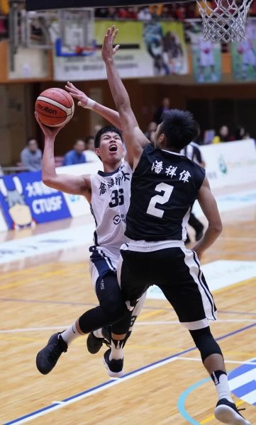 高師大李家耀扭腰上籃。