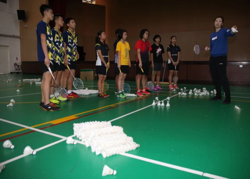 中國女單李雪芮（右）下場指導我國青少年選手們／李天助攝
