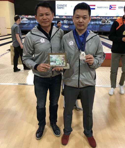 吳浩銘(右)感謝理事長同時也是前亞運國手吳福龍的指導。吳浩銘提供