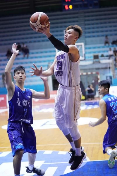 中科盧峻翔左手挑籃。