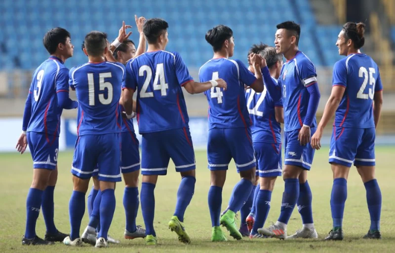 中華男足在邀請賽中踢下二連勝。李天助攝