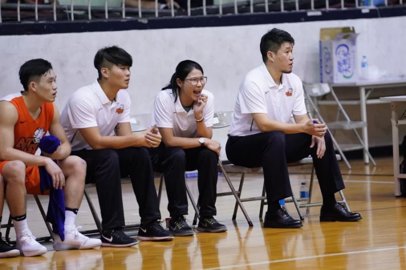 國體大教練桑茂森（右）、馬怡鴻（右二）的「桑馬配」雖開紅盤，卻小嚇一身冷汗。