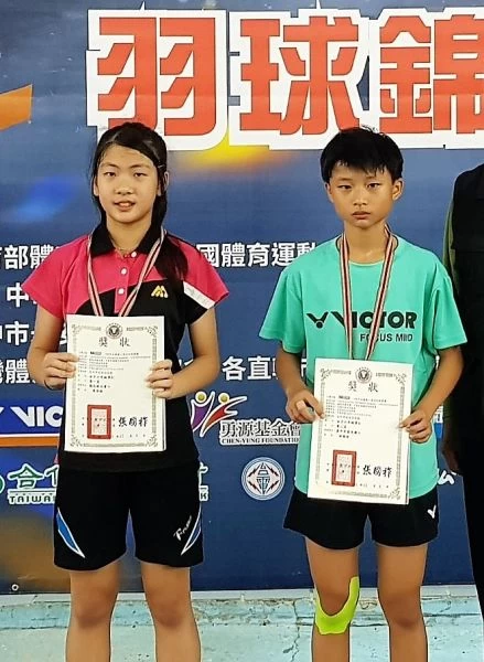 在小6女單奪冠的國北教大實小黃筠媗（左）居亞的中市東光林愉容頒獎合影／中華羽協提供